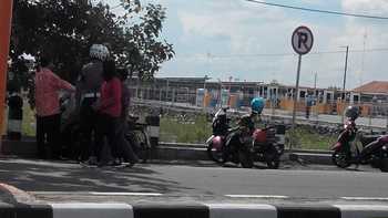 Tanda larangan Parkir yang dilanggar petugas parkir liar di Jl Benteng Pancasila, Kota Mojokerto, Kamis (16/6) kemarin. [kariyadi/bhirawa]