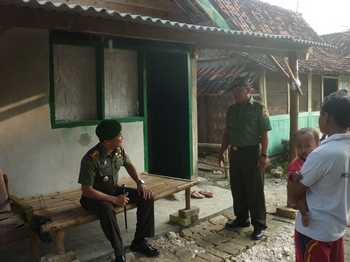 Dandim 0811 Tuban Letkol Inf Sarwo Supriyo saat berkunjung ke rumah warga yang bakal direnovasi. [hasan amin/bhirawa]