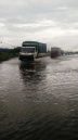 Nampak kondisi banjir yang menggenangi Jalan Raya Porong arah Malang. [achmad suprayogi/bhirawa]