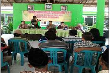 59 kelompok tani sedang berkumpul di Balai Desa Kedungede guna membahas rencana tanam jagung bantuan dari pemerintah. [hasan amin/bhirawa]