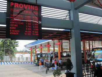 Arus mudik masih belum terlihat di Terminal Gayatri Kota Tulungagung, Kamis (23/6). Di terminal ini, para pemudik yang ingin balik ke Surabaya bisa juga melakukan pendaftaran program balik gratis.