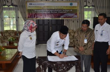 Bupati Fadeli menandatangani Kerjasama tentang Program Pengendalian Infalasi Komoditas Palawija dan Hortikultura dengan Kantor Perwakilan Bank Indonesia Jawa Timur di Guest House Pemkab Lamongan. [suprayitno/bhirawa]