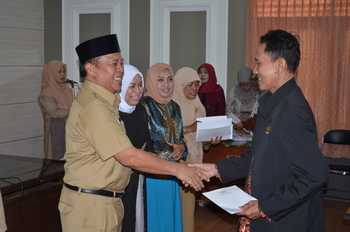 Bupati Fadeli menyerahkan bantuan pada 37 LKSA di Kabupaten Lamongan. [suprayitno/bhirawa]