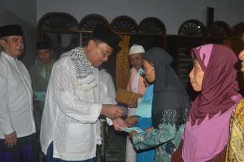 Bupati Madiun Muhtarom, S.Sos dan Wabup Madiun, Drs. Iswanto, M.Si saat safari Ramadhan di Kec, Kebonsari, Rabu malam (8/6) memberikan bantuan kepada warga dan peralatan masjid. [sudarno/bhirawa]