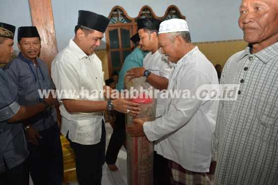 Bupati Drs Taufiqurrahman menyerahkan bantuan kepada pengurus Masjid Al Hidayah Kecamatan Ngetos dalam rangka acara Safari Ramadan.(ristika/bhirawa)