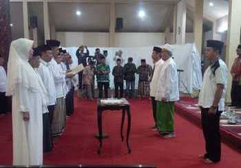 Pengukuhan Pengurus BWI Bondowoso yang dilakukan oleh ketua BWI Jawa Timur di Pendopo Bupati Bondowoso (Samsul Tahar/Bhirawa)