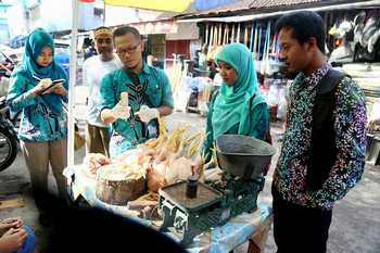 Dinas Peternakan Kabupaten Lumajang melalui Bidang Kesehatan Hewan dan Kesehatan Masyarakat Veteriner melakukan sidak ke sejumlah kios Daging di Pasar Induk Kabupaten Lumajang.