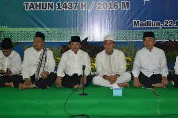 Bupati Madiun, Muhtarom, S.Sos (tengah) bersama Forpimda dan masyarakat peringati Nuzulul Quran di Pendapa Muda Graha Pemkab Madiun, Rabu petang (22/6). [sudarno/bhirawa]