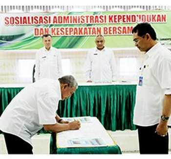Direktur Rumah sakit Hartoyo Lumajang, Dr. Indra Yudi (kanan) saat melakukan kesepakatan dengan Kepala Dispenduk Capil Wisu Wasono Adi (kiri) dihadapan Wakil Bupati Lumajang Dr. Buntaran Supriyanto.