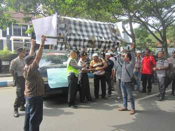 Pengujukrasa mengusung keranda jenasah saat melakukan aksinya di depan Kantor DPRD Tulungagung, Kamis (16/6)