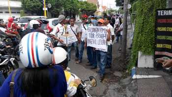 Puluhan karyawan PT PBS Melakukan Demonstrasi Menuntut Hak Mereka Dengan Menggali Dana dari para Pengguna jalan dan Bergantian Orasi Di Simpang Lima Banyuwangi.
