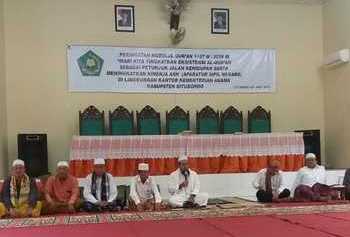 Kepala Kankemenag Situbondo H. Nursyamsudin bersama penceramah dan sejumlah Kasi saat kegiatan peringatan nuzulul Quran kemarin. [sawawi/bhirawa].