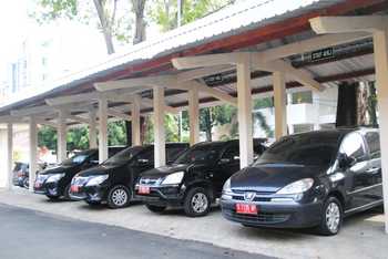 Tampak deretan mobil dinas ditempat parkir pemkab Bojonegoro  saat jam kerja. (achmad basir/bhirawa)