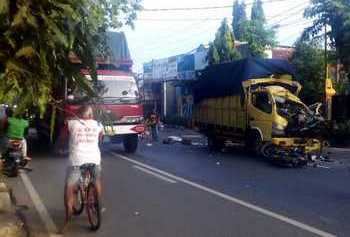 Jasad Jeremias Tae (34) kernet truk diesel yang masih tersangkut di kendaran, dan jasad Siti Khasanah warga Kelurahan Panyuran, Kecamatan Palang, Tuban yang hancur berserakan dan ditutupi koran. (Khoirul Huda/bhirawa)