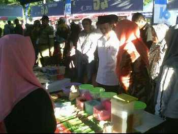Bazar Takjil di taman Arek Lancor, yang dibuka dan ditunjau oleh Bupati Pamekasan, Achmad Syafii. Pedagang dikenakan pungutan Rp 200.000 per stand. 
