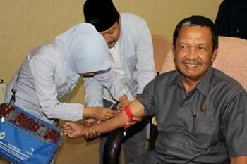 Ketua DPRD Bondowoso H Achmad Dhafir memberi contoh melakukan tes urine dan darah untuk memastikan dirinya tidak mengkonsumsi Narkoba (Samsul Tahar/Bhirawa)