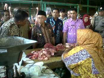 Bupati Sumenep, A Busyro Karim didampingi sejumlak kepala satuan kerja perangkat daerah (SKPD), saat melakukan inspeksi mendadak (Sidak) ke Pasar Anom Baru setempat, kemarin.