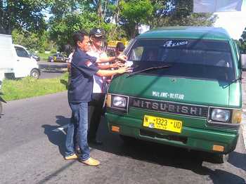BNN Kab Malang saat menggelar tes urine pada sopir angkutan umum di wilayah Kec Kepanjen 
