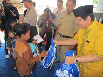 Presdir PT ACA Iwan Kurniawan (kanan) saat membagikan santunan dan bingkisan kepada anak yatim, di Kantor Kec Kasembon, Kab Malang. (cahyono/Bhirawa)