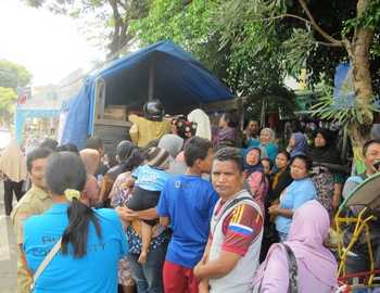 Warga di sekitar wilayah Kecamatan Singosari saat mengantri pembelian bahan pokok murah yang digelar Disperidagsar Kabupaten Malang, di depan Pasar Singosari, Kec Singosari, kabupaten setempat