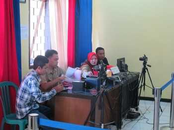 Warga Kabupaten  Malang saat melakukan proses perekaman e-KTP, di Kantor Dispendukcapil, Jalan Panji, Kec Kepanjen, Kab Malang. (cahyono/bhirawa)