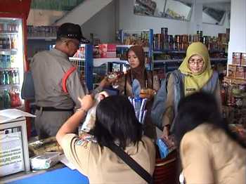 Petugas gabungan Pemkab Malang saat melakukan sidak mamin di sejumlah toko dan supermarket di Kabupaten Malang. (cahyono/bhirawa)