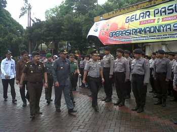 Kapolres Malang AKBP Agus Yulianto (kiri) bersama Bupati Malang (tengah) saat menginspeksi personel pengamanan Lebaran, di Mapolres Malang 