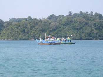 Nelayan Pantai Sendangbiru tidak berani melaut akibat gelombang air laut tinggi.