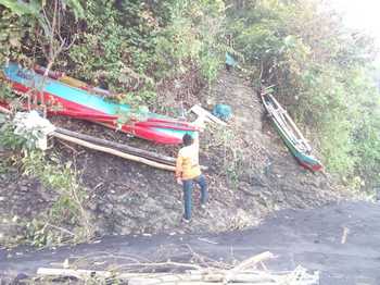Perahu rusak milik nelayan Pantai Licin, Desa Lebakharjo, Kec Ampelgading, Kab Malang, akibat terjangan banjir rob. (cahyono/Bhirawa)
