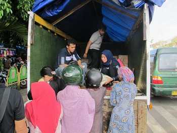 Operasi Pasar yang digelar Disperidagsar Kabupaten Malang bersama Pemprov Jatim di Pasar Singosari, Kec Singosari, Kab Malang.
