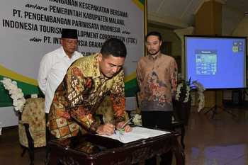 Direktur Utama ITDC Abdulbar M Mansoer saat menandatangani kerjasama pengembangan pariwisata terpadu Singhasari, di Peringgitan Pendapa Agung Kabupaten Malang. (cahyono/bhirawa)