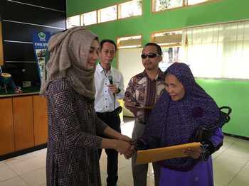 Anggota DPRD Kota Malang Yaqud Ananda Gudban menyampaikan bantuan kepada penyandang disabilitas Kamis (30/9) kemarin