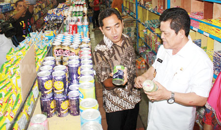 Wali Kota Pasuruan, H Setiyono bersama Ketua DPRD Kota Pasuruan, H Ismail M Hasan menunjukkan kemasan minuman yang rusak dan tetap masih dijual bebas, Rabu (8/6). [Hilmi Husain]