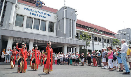 Destinasi wisata maupun budaya di Surabaya tak kalah dengan daerah lain, tampak para wisatawan mancanegara saat melihat salah satu tarian khas Suroboyo di Balai Kota Surabaya.