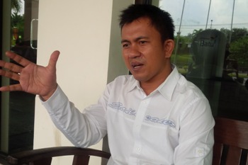 Direktur GGAA, Sudarno, saat memberikan pemaparan kasus di Kantor DPRD Kota Batu, kemarin.
