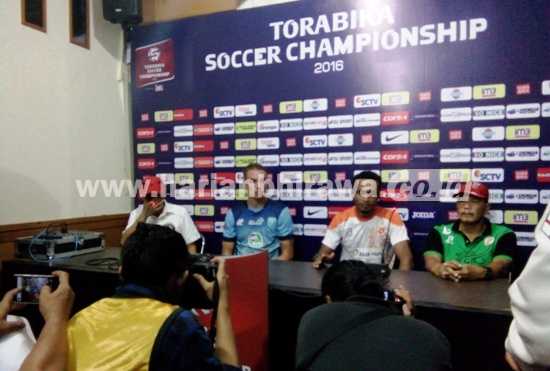 Para pemain Persela Lamongan sukses meraih kemenangan pertamnya dikandang Surajaya saat menghadapi Perseru Serui dengan skor 2-0 pada Lanjutan Torabicca Soccer Championship 2016.(Alimun J Hakim/Bhirawa).