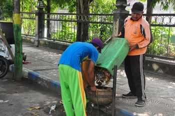 Z lis- petugas kebersihan di Kabupaten Sampang