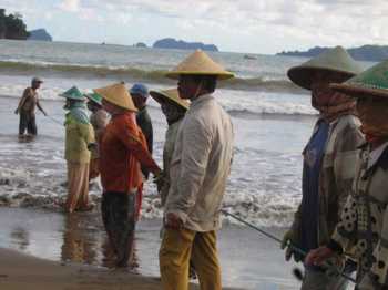 Nelayan Pantai Sidem di Kecamatan Besuki biasa menarik jaring bersama-sama saat cuaca kondusif untuk mencari ikan.