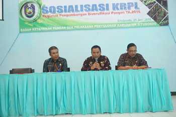 Wabup Situbondo Yoyok Mulyadi (tengah) didampingi Kepala BKPPP Budi Priono dan pembicara dari BKP Provinsi Jatim di gedung UPT-PK, pagi kemarin. [sawawi/bhirawa].