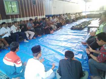 Masyarakat Desa Sidoharjo, Para pejabat Pertaminan EP bersama Muspika Kecamatan Senori dan Kecamatan Bangilan saat melakukan doa bersama untuk suksesnya tahapan pemboran sumur tapen 2 Dusun Tapen. (khoirul Huda/bhirawa)