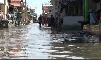 Banjir-Rob-masih-landa-3-desa-di-kabupaten-Probolinggo-terlihat-air-laut-di-desa-kalibuntu.