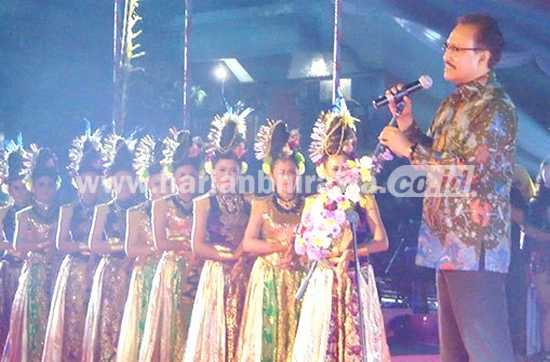 Wakil Gubernur Jawa Timur, H Saifullah Yusuf saat memberikan sambutan dan membuka pelaksanaan Jatim Specta Night Carnival di Kabupaten Blitar. [Hartono/Bhirawa]