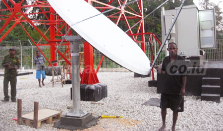 Perangkat VSAT-IP sebagai solusi layanan komunikasi dan informasi di daerah terpencil yang diinstalasi Telkomsel di Desa Kemurkek, Kec Distrik Aifat, Kab Maybrat, Provinsi Papua Barat.