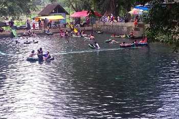 Pengunjung saat menikmati wisata alam air Sumber Taman, Desa Sumber Taman, Kec Gondanglegi, Kab Malang.