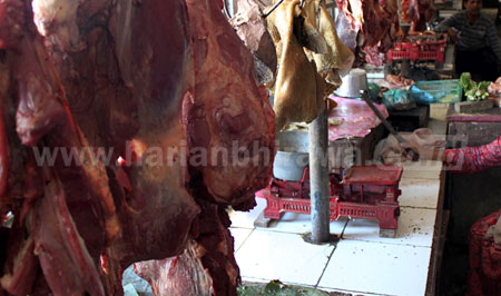 Pedagang daging sapi di pasar besar Kota Pasuruan, Minggu (10/7). Naiknya harga daging sapi dikarenakan permintaan masyarakat terus meningkat meski Idul Fitri telah berlalu. [hilmi husain]