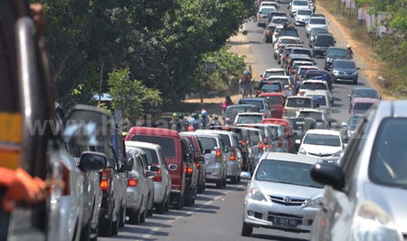 Sejumlah kendaraan memadati jalur Madiun-Surabaya. Kemacetan mulai terjadi di lokasi Desa Kaligunting, Caruban, Kabupaten Madiun hingga Kecamatan Wilangan, Kabupaten Nganjuk.  Akibat kemacetan tersebut, arus lalu lintas berjalan padat merayap.