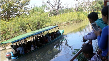 Pengunjung wahana perahu di Kebun Binatang Surabaya, Minggu (10/7).