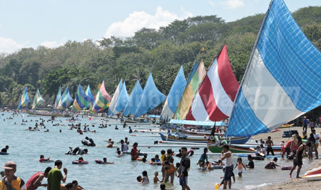 Objek wisata laut Pasir Putih Situbondo masih menjadi primadona para wisatawan domestik dan mancanegara saat libur Lebaran 2016. [sawawi]