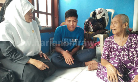 Anggota Komisi D DPRD Surabaya Reni Astuti saat mengunjungi tempat tinggal Tomi Ardiansyah di Jl Pulo Tegalsari, Selasa (12/7). [adit hananta utama]