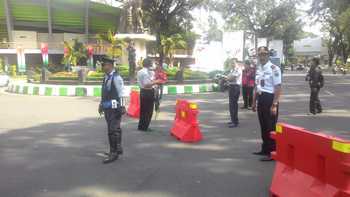 Kepala Dinas Perhubungan Kusnadi memimpin langsung Rekayasa Lalulintas di Jalan Semeru Rabu (13/7) kemarin.